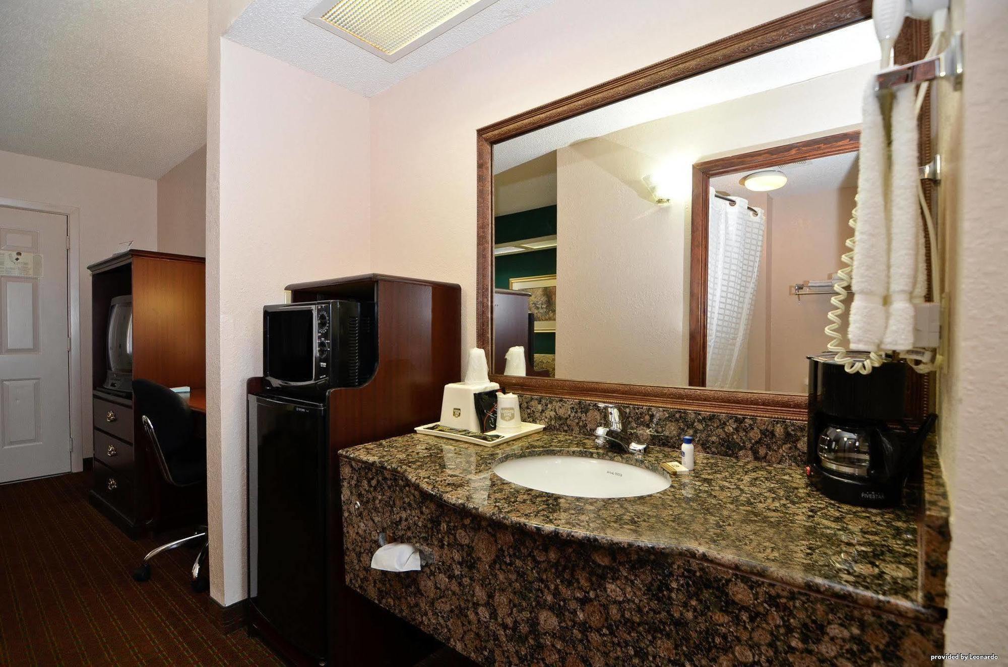 Red Roof Inn & Suites Jackson - Richland Bagian luar foto